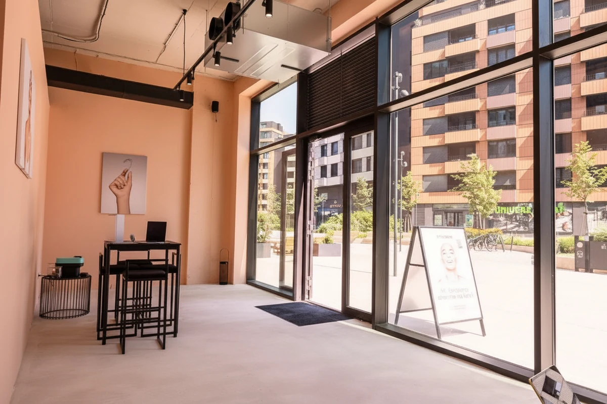 SmileStore Beograd ulaz sa pogledom napolje, K-Distrikt