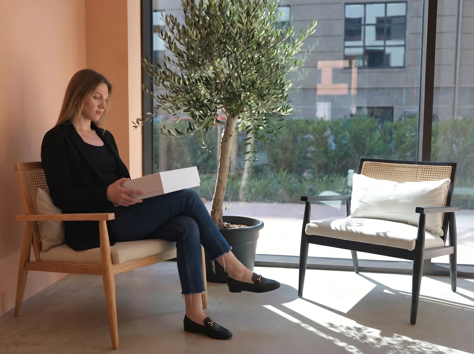 Pacijentkinja otvara svoj kompletan SmileStore paket nakon završetka konsultacije