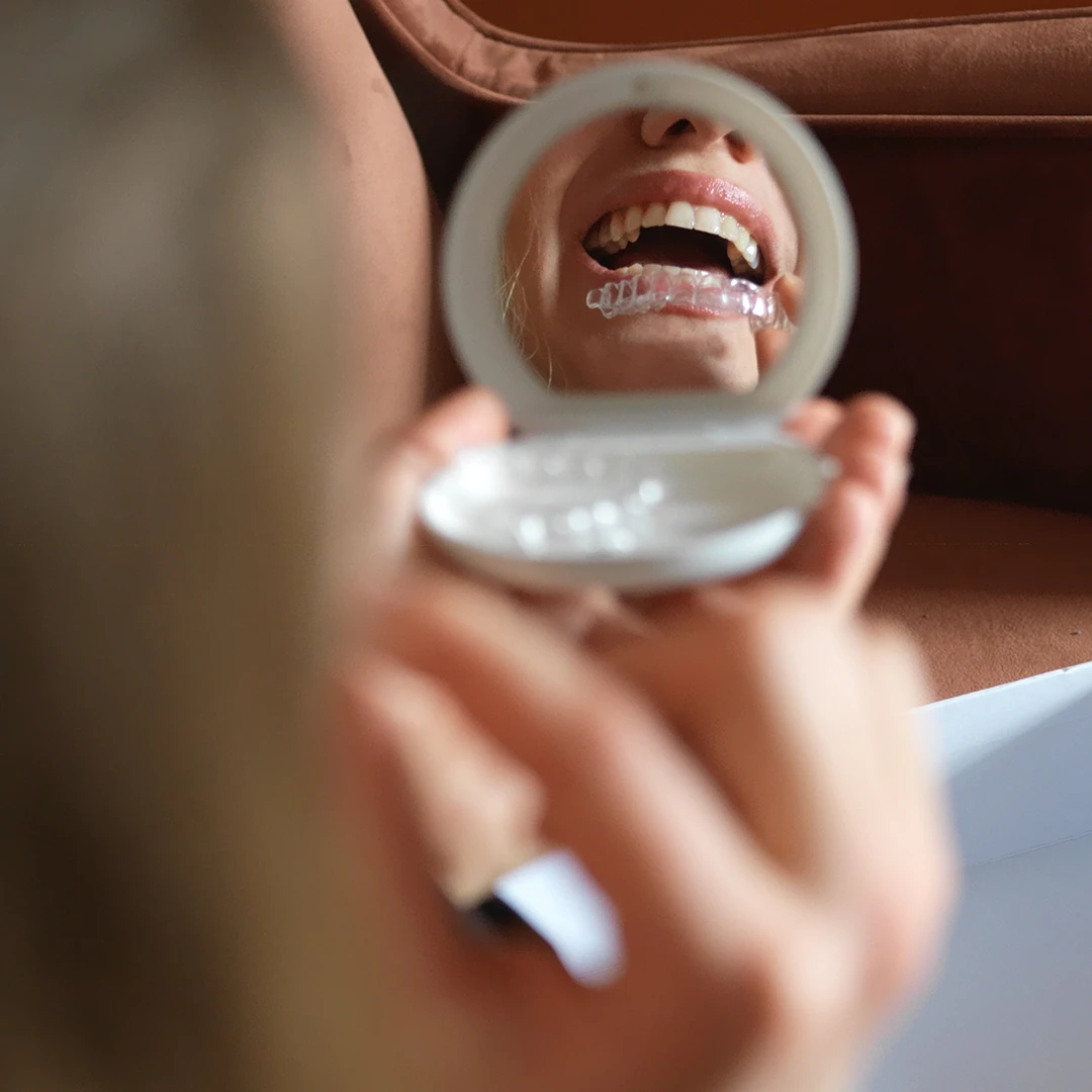 Pacijentkinja sa providnom folijom — folije su gotovo neprimetne tokom svakodnevne nošnje