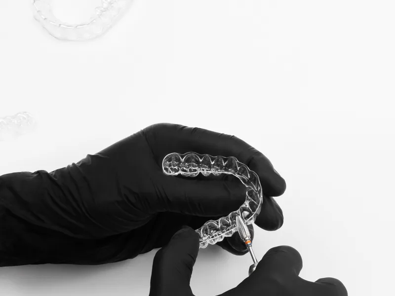 Ručna završna obrada alignera u laboratoriji